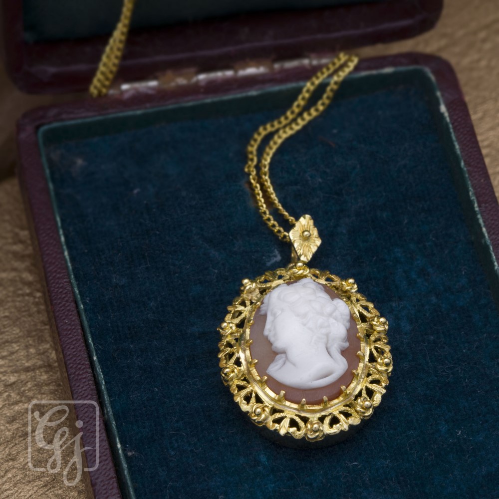 Gillian's Jewellery Estate Jewellery Vintage Jewellery Buy and Sell in Forest Hill Melbourne, 160 Estate 18K yellow gold cameo pendant-890
